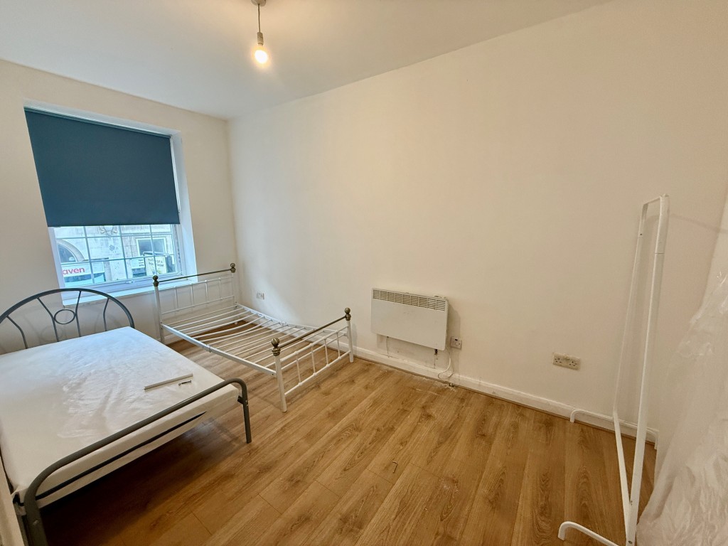 Lot: 143 - FOUR-BEDROOM MAISONETTE IN TOWN CENTRE - Bedroom one